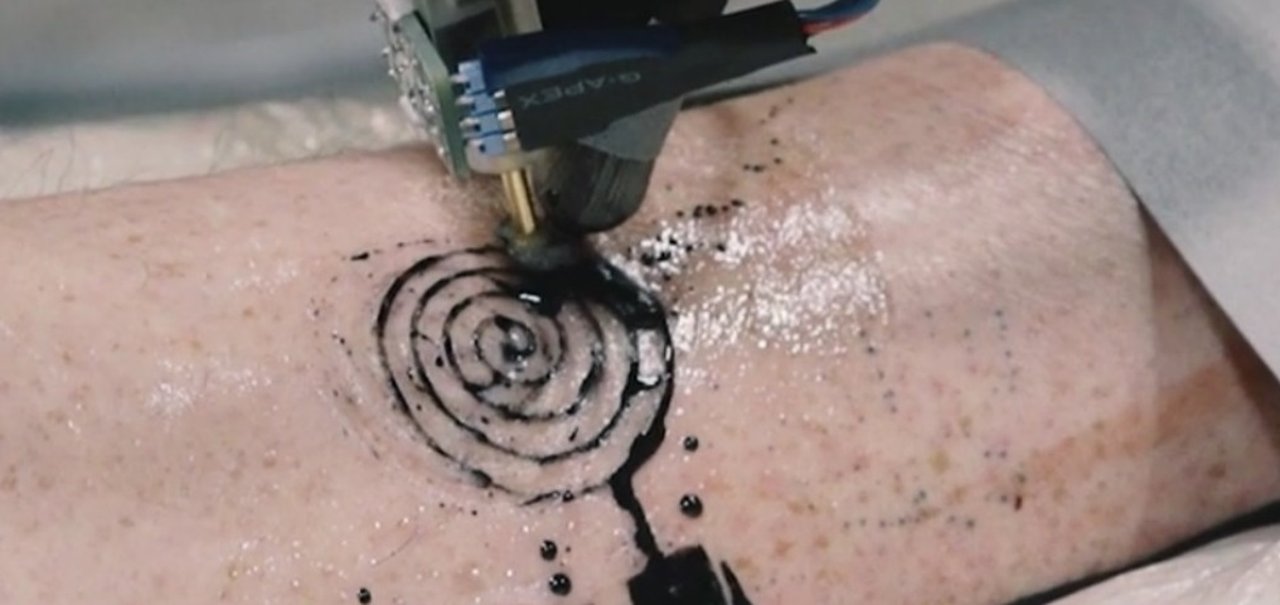 Tattoo hi-tech: confira a primeira tatuagem feita por um robô industrial