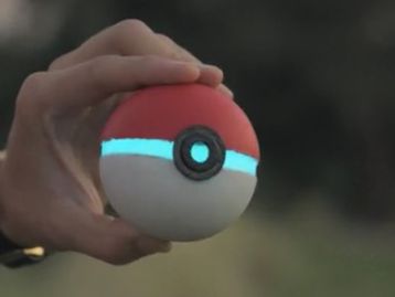 Que tal pegar monstrinhos em Pokémon GO com uma pokébola de verdade?
