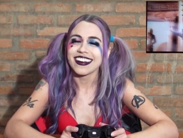 Liga do Orgasmo: Arlequina é estimulada enquanto joga no Xbox [+18]