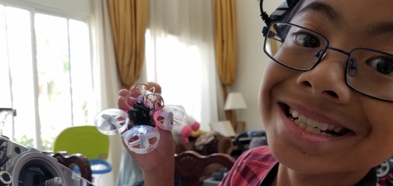 Garoto de 9 anos cria prótese para professor usando impressora 3D 