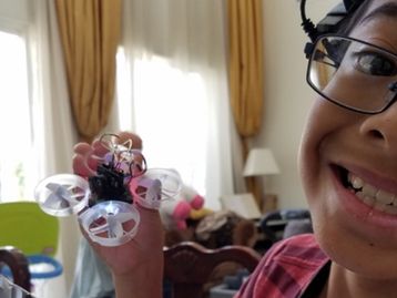 Garoto de 9 anos cria prótese para professor usando impressora 3D 