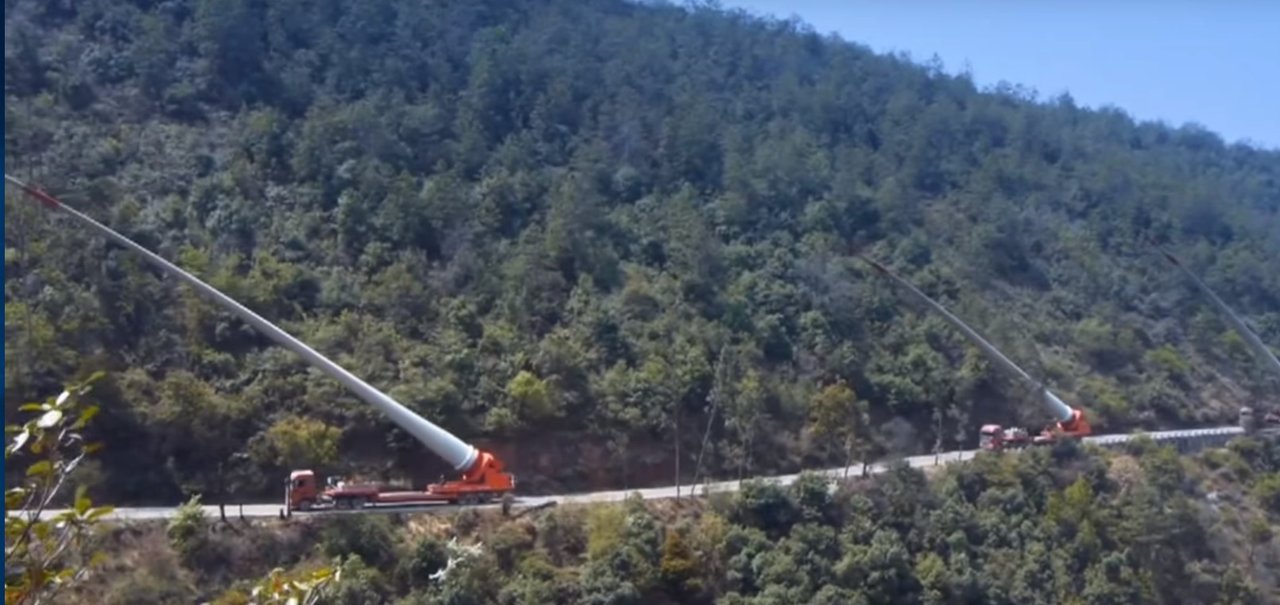 Ver esses caminhões carregando pás de turbinas eólicas é fenomenal