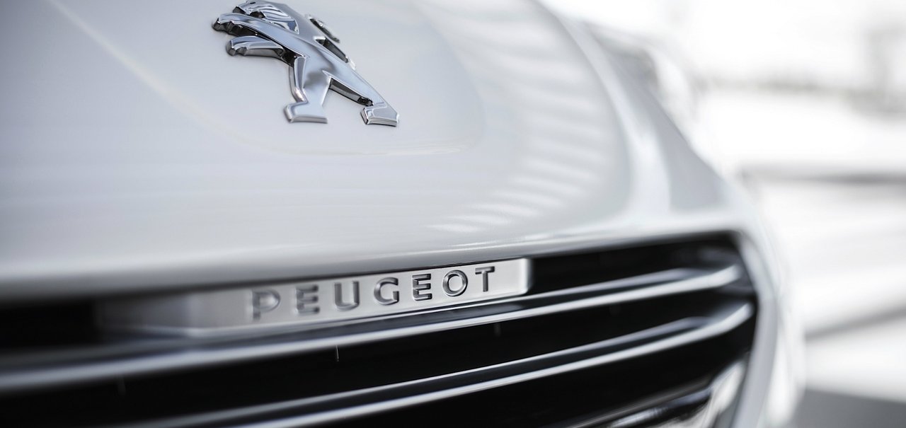 Mais concorrência pra Uber: Peugeot planeja parceria com Bollore