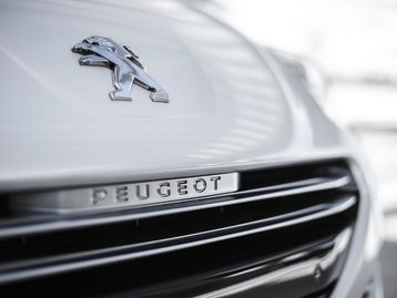 Mais concorrência pra Uber: Peugeot planeja parceria com Bollore
