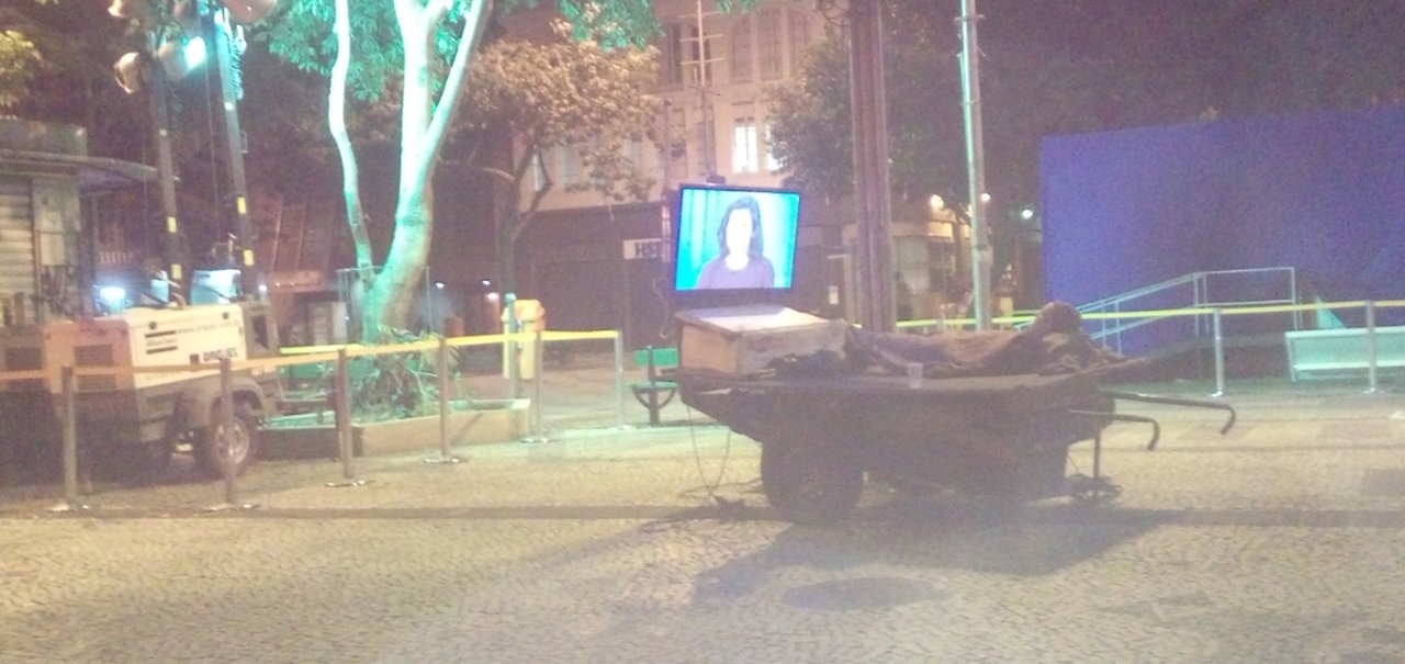 Com TV, notebook e ventilador, morador de rua do Rio possui carroça hi-tech