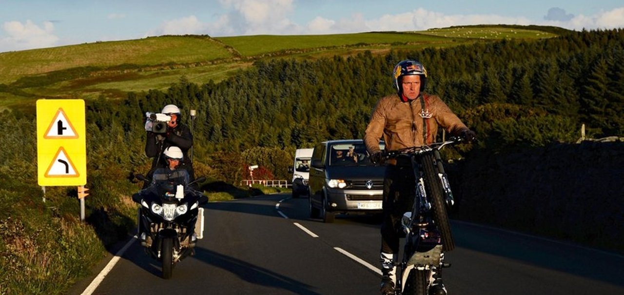 Piloto percorre percurso de 60 quilômetros com a moto empinada