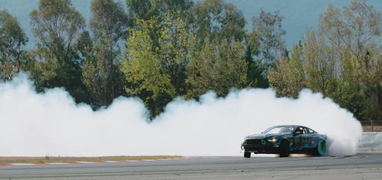 Piloto Vaughn Gittin Jr. manda um drift insano por quase 1 quilômetro!