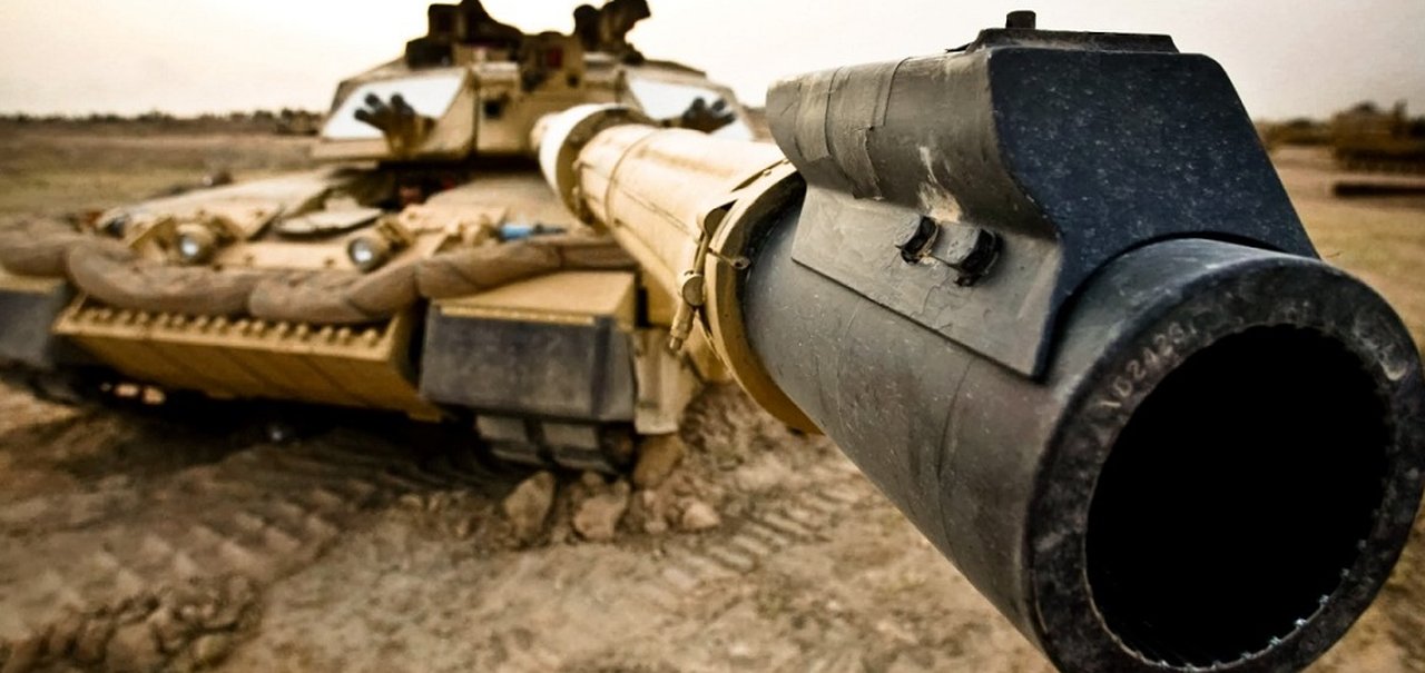 Saiba como é viver dentro de um tanque de guerra — é meio nojento