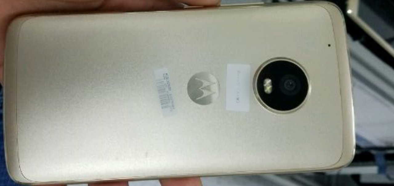 Será que ele volta? Suposto Moto X (2017) com corpo metálico surge em foto