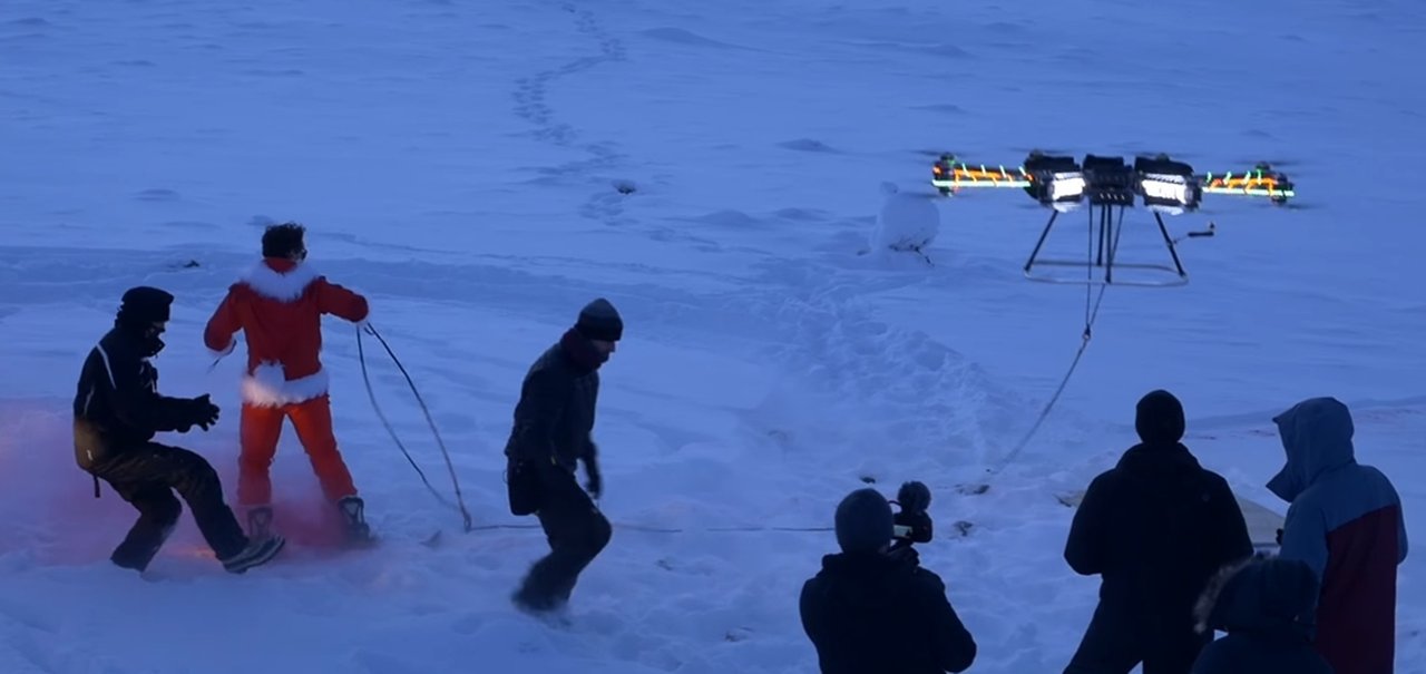 Praticante de snowboard é impulsionado por drones através das montanhas