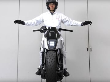 Mais uma: Honda também tem uma moto que se equilibra (e anda!) sozinha
