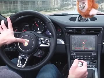 Algum gênio/maluco instalou Doom no sistema de infotainment de um Porsche