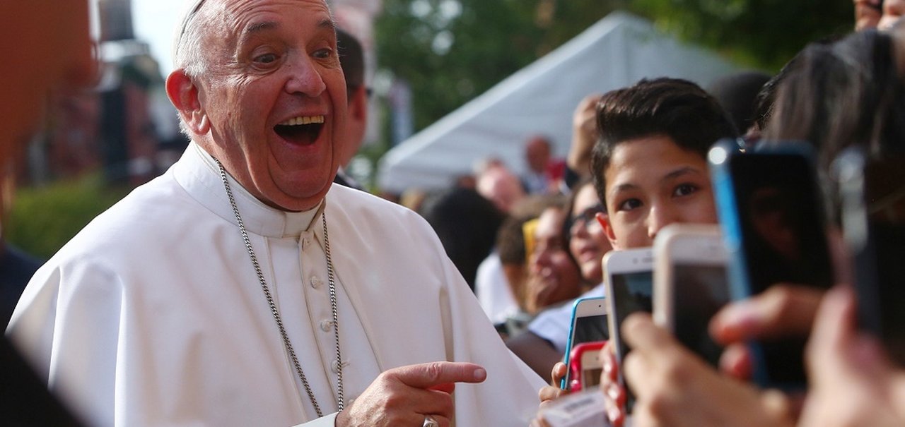 Papa Francisco pede para você amar a Bíblia como ama o smartphone