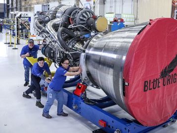 Companhia espacial Blue Origin comemora conclusão de foguete de propulsão
