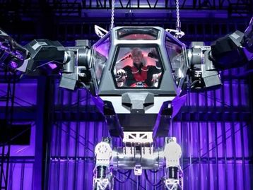 Veja Jeff Bezos, CEO da Amazon, 'pilotando' um robô gigante