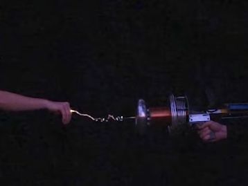 Um maluco conseguiu construir uma 'arma portátil' com uma bobina de Tesla
