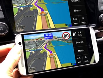 Sistemas de infoentretenimento não conseguem vencer smartphones nos carros