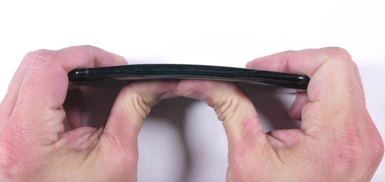 Xiaomi Mi 6 é 'torturado' em teste de resistência; veja resultado [vídeo]