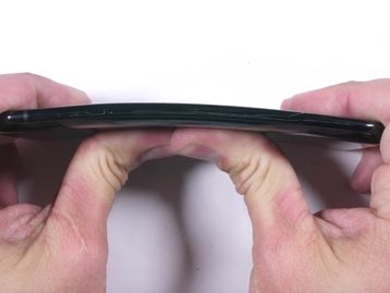 Xiaomi Mi 6 é 'torturado' em teste de resistência; veja resultado [vídeo]