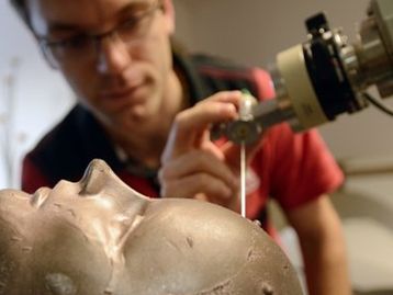 Robô realiza primeira cirurgia dentro do olho humano com sucesso