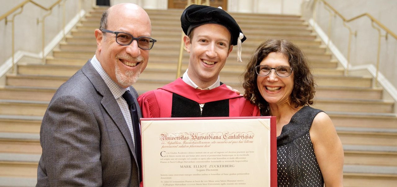 Mark Zuckerberg recebe diploma honorário da Universidade de Harvard