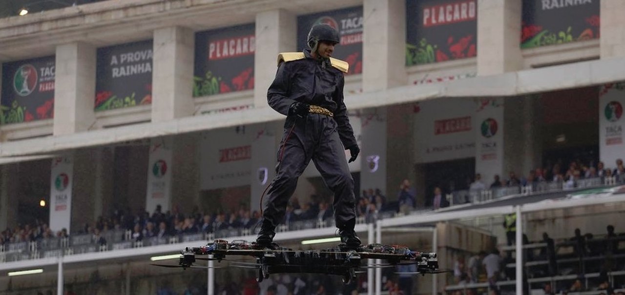 Homem 'surfando' em drone rouba a cena antes de partida de futebol [vídeo]