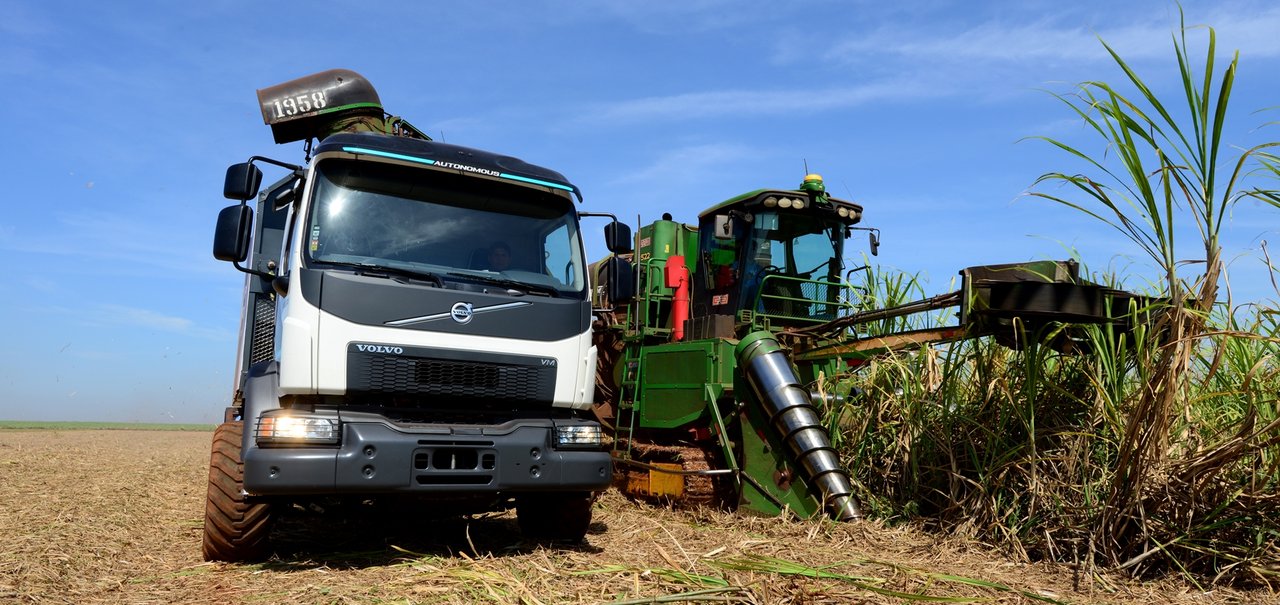 Volvo apresenta caminhão autônomo brasileiríssimo para colheita de cana