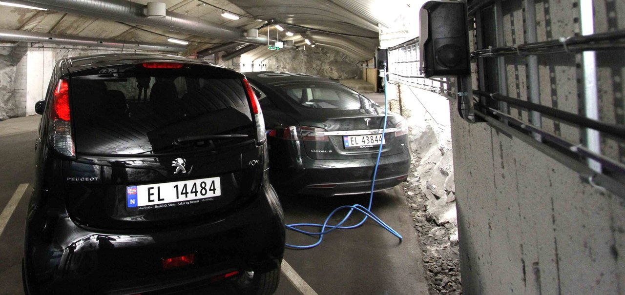 Qual país que está mais acelerado na adoção dos carros elétricos?