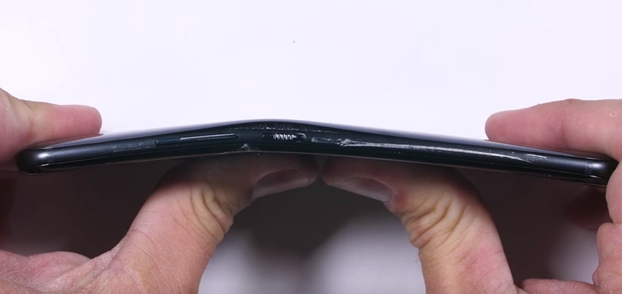 HTC U11 é completamente destruído em teste de resistência cruel