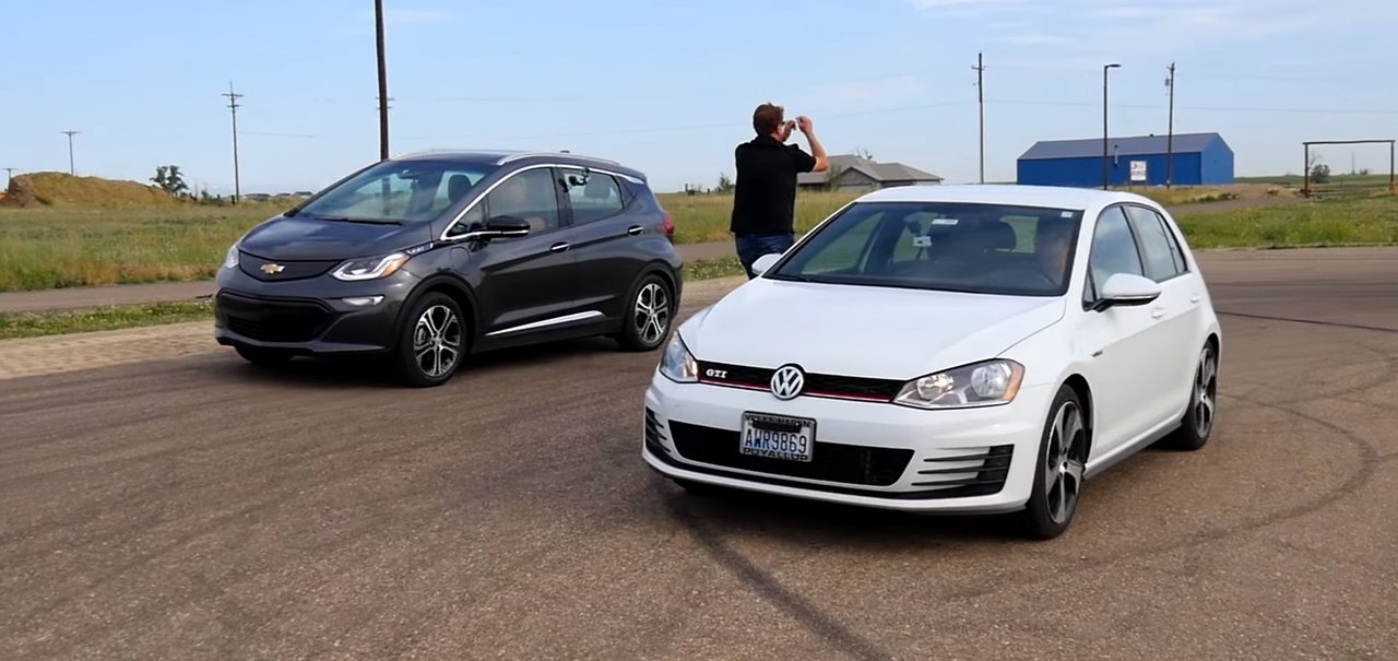 Um Chevrolet elétrico x um Golf GTI: quem é mais rápido na aceleração?