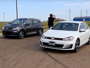 Um Chevrolet elétrico x um Golf GTI: quem é mais rápido na aceleração?
