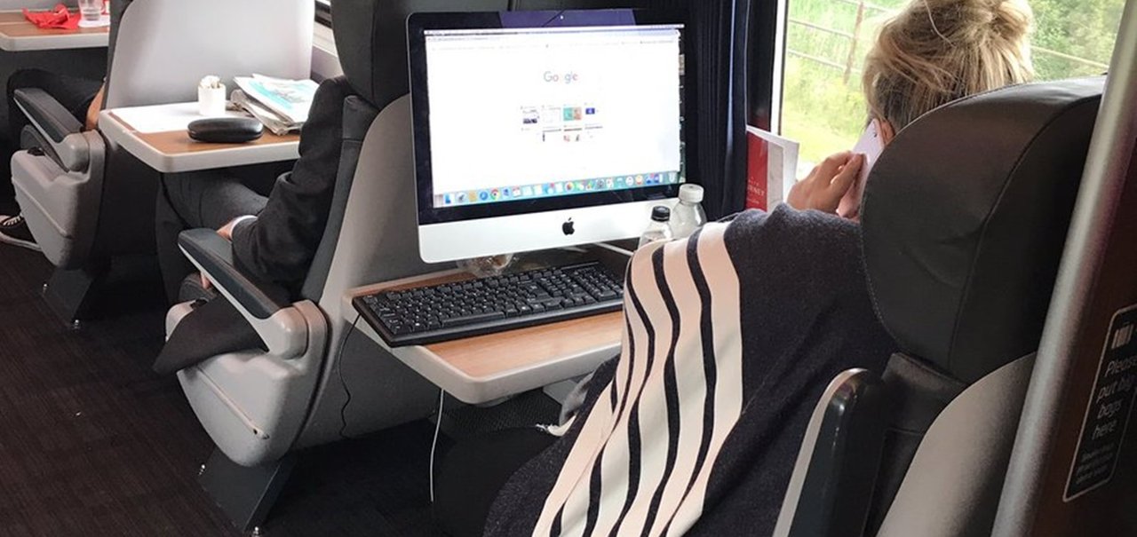 Mulher é flagrada com iMac, teclado e mouse em trem a caminho do trabalho