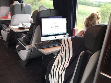Mulher é flagrada com iMac, teclado e mouse em trem a caminho do trabalho