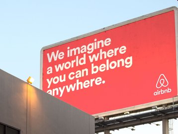 Anfitriã do Airbnb é condenada a pagar US$ 5 mil por comentários racistas