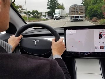 Na véspera de lançamento, Tesla ainda faz mistério sobre painel do Model 3