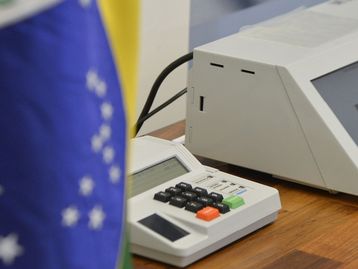 Urnas eletrônicas: falhas, vulnerabilidades e fraudes do mesário 