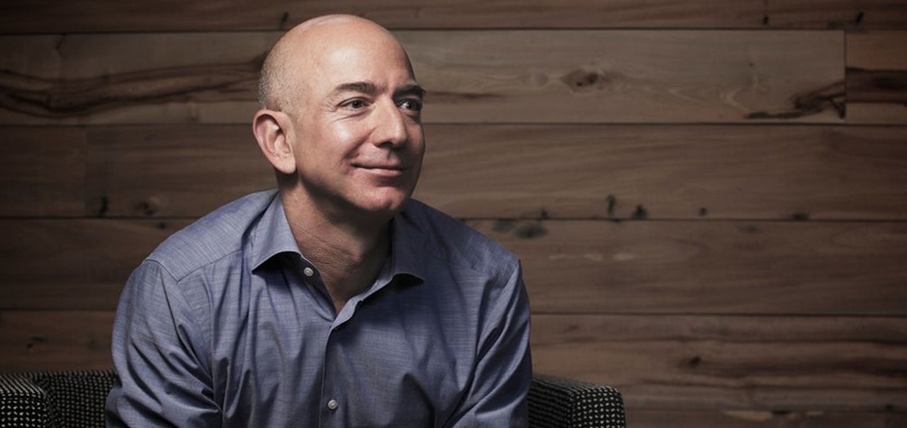 Jeff Bezos inaugura parque eólico quebrando champanhe em cima de turbina