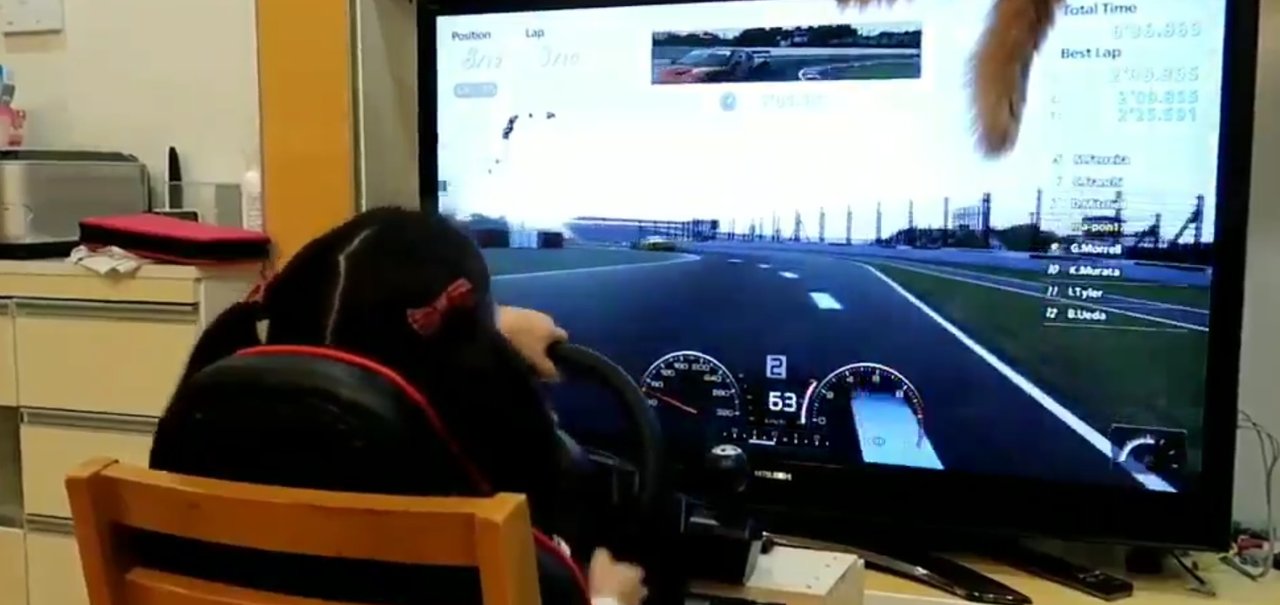 Observe essa menininha de 5 anos doutrinar no Gran Turismo