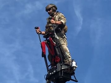 Como é pilotar o novo hoverboard capaz de voar a até 3 km de altura [vídeo]