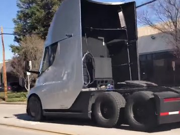 Youtuber flagra poder de arranque do caminhão elétrico Tesla Semi