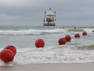 Cabo submarino chega ao Brasil para melhorar a conexão internacional