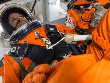 NASA lança novo traje espacial com banheiro acoplado
