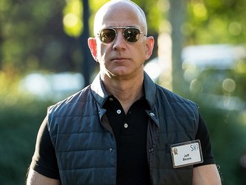 Não parem as máquinas! Jeff Bezos joga pingue-pongue com robô