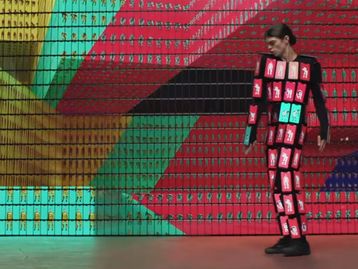 Dançarino usa jaqueta feita de 89 unidades de Zenfone 5 em comercial, veja