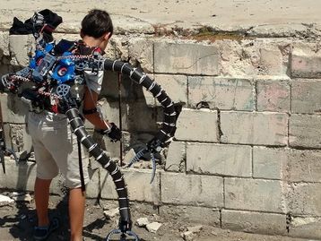 Adolescente milionário constrói exoesqueleto inspirado no Dr. Octopus