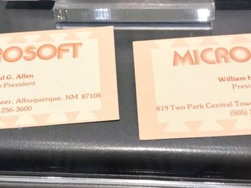 Olha só o primeiro cartão de visita de Bill Gates no começo da Microsoft