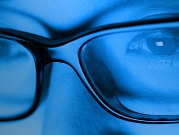 Estudo diz que luz azul emitida por smartphones acelera degeneração ocular
