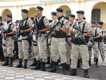 Polícia paraguaia tem seus rifles substituídos por armas de brinquedo