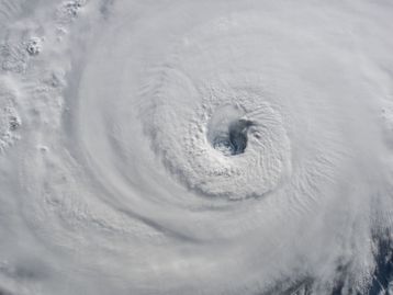 Previsão do tempo com efeitos especiais mostra a força do furacão Florence