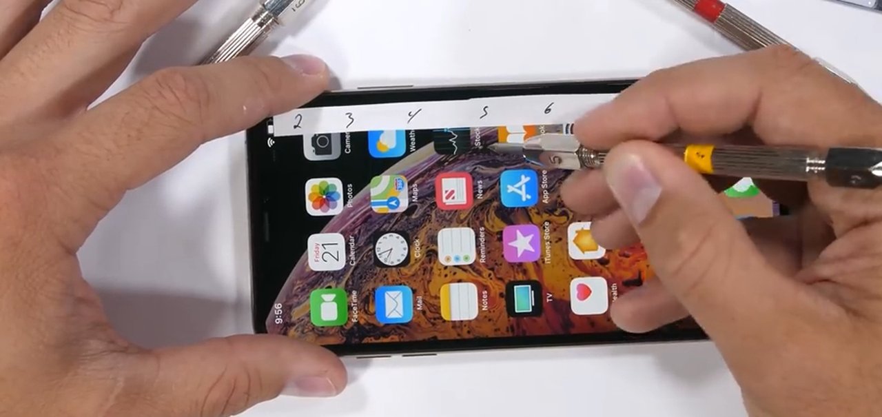 Youtuber arranha, risca e queima o iPhone XS Max em teste de durabilidade